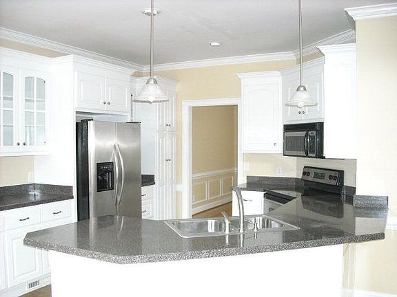 5th image of 302 Chancery Dr