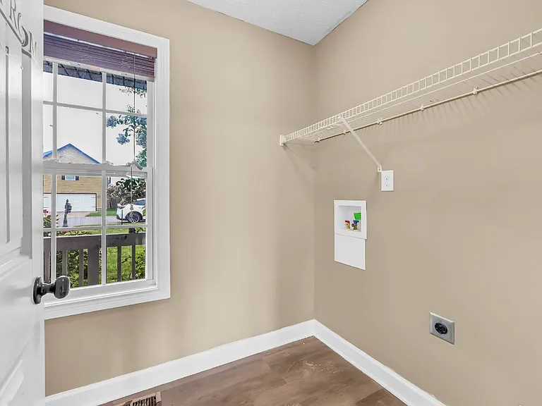 563 Falkland Cir — Photo 17