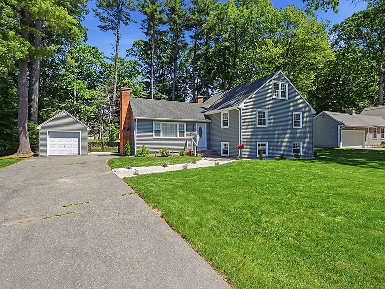 62 N Circle Dr — Photo 2