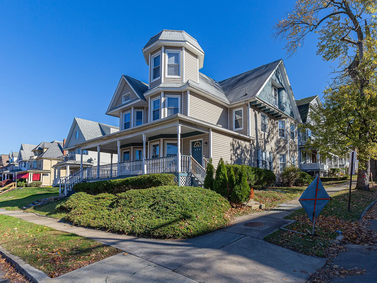 5 bed, 1.5 bath, 1900 sqft, $2,500 — Photo 3