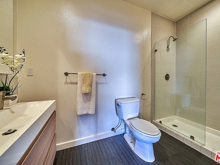 614 N Genesee Ave — Photo 19