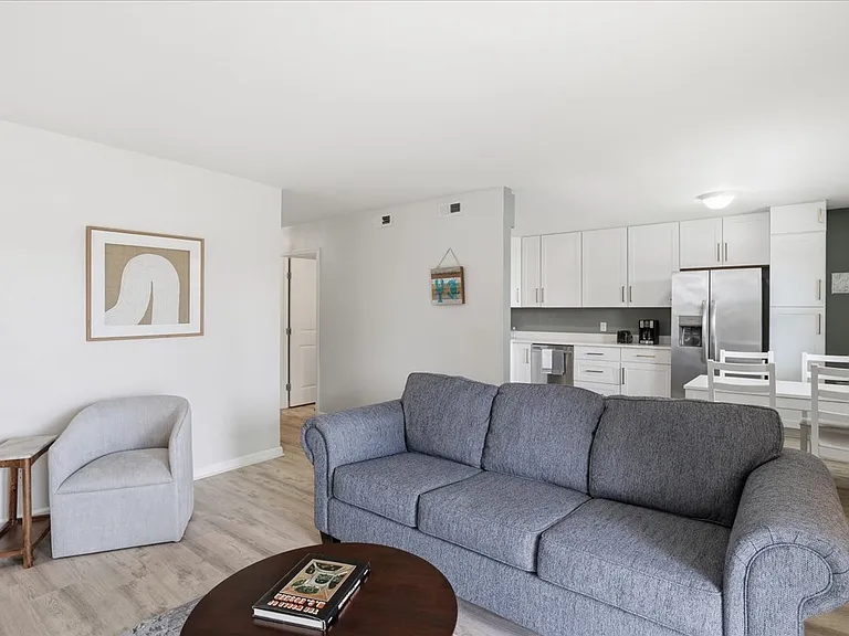 3811 Pretty Lake Ave #B — Photo 3