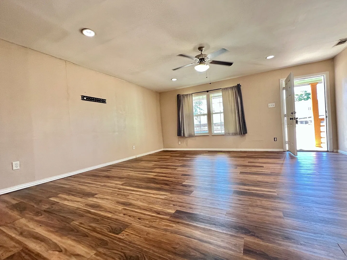 Charming 2-Bed Near Downtown Rockwall | In-Unit Laundry, Patio — Photo 2