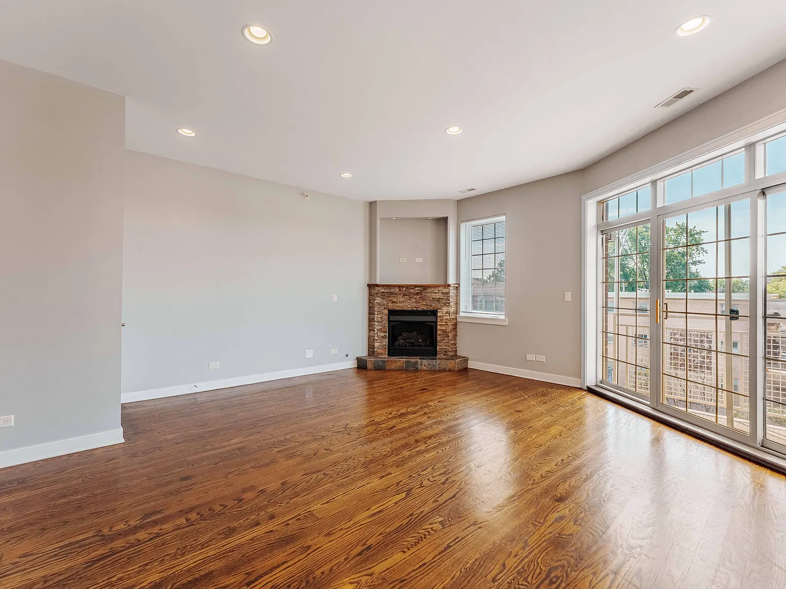 2 bed, 1200 sqft, $2,300 — Photo 4