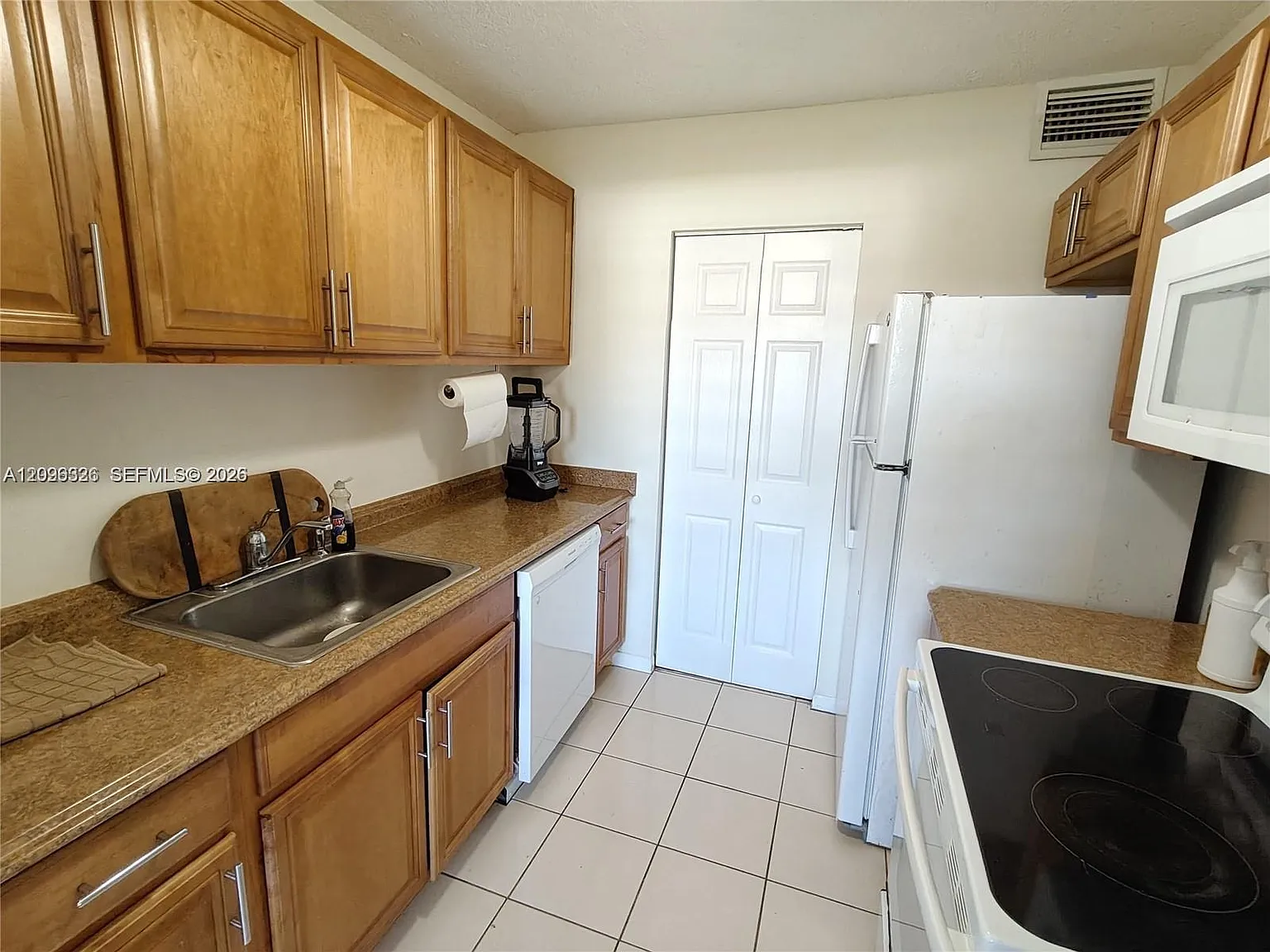 Palm Village Club Condo — Photo 2
