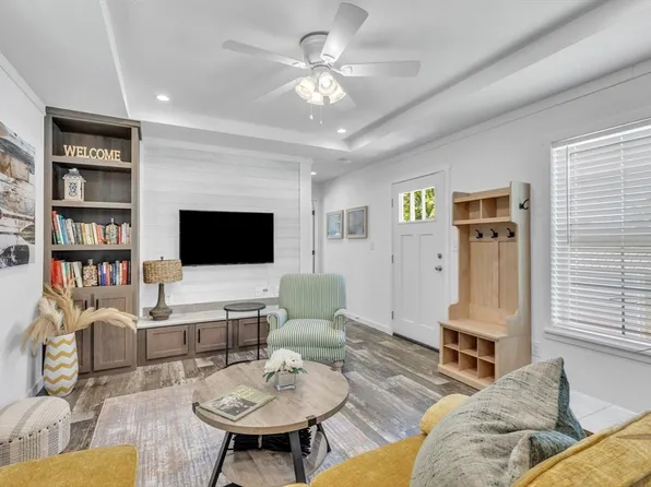 2 4th Ave, Ware, MA 01082