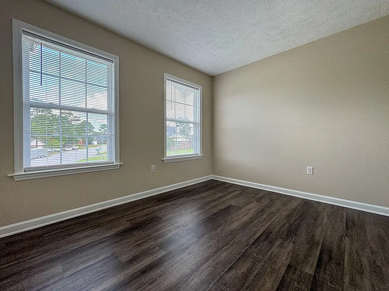 800 Connaly Dr — Photo 32