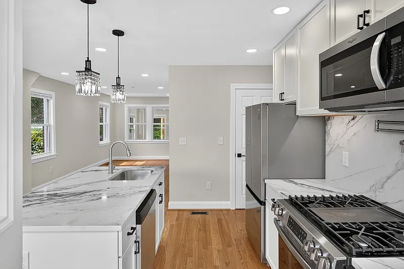3 bed, 2.5 bath, 1008 sqft, $4,600 — Photo 3