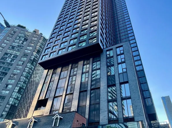 8 Wellesley St W #4009, Toronto, ON M4Y 1E7