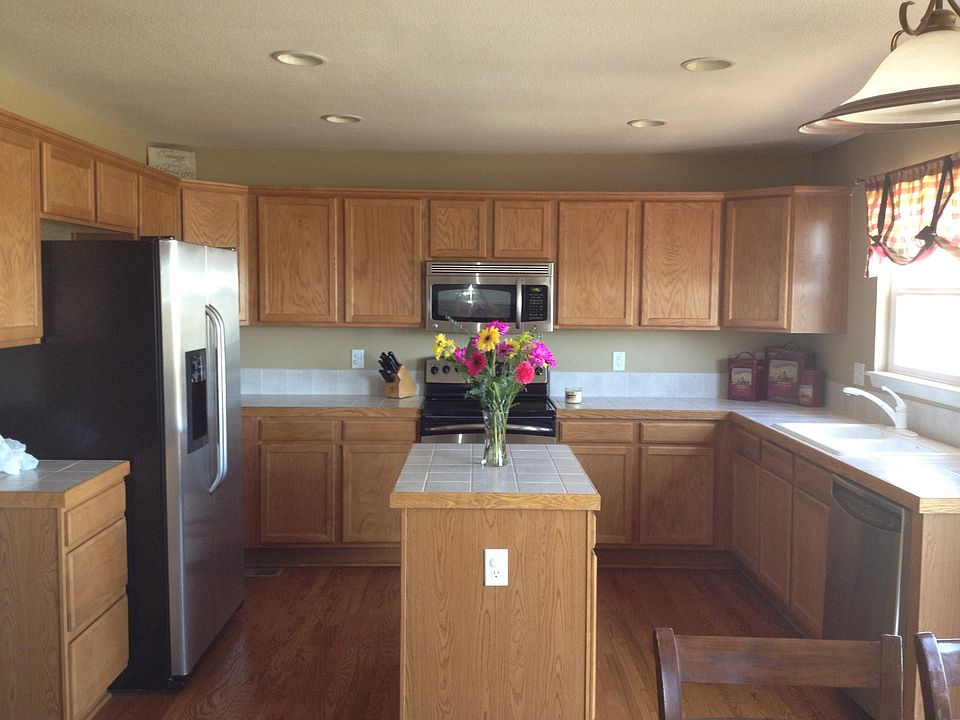 Kitchen - stainless kitchen appliances included in rental