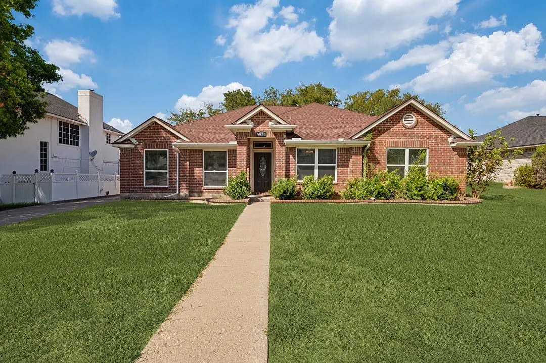 4 bed, 2.0 bath, 2035 sqft, $2,100 — Photo 1