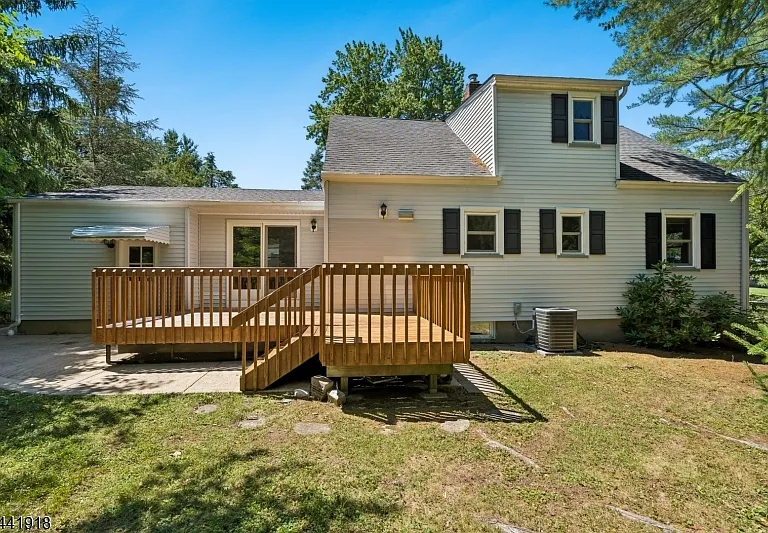 124 Holmes Oval — Photo 20