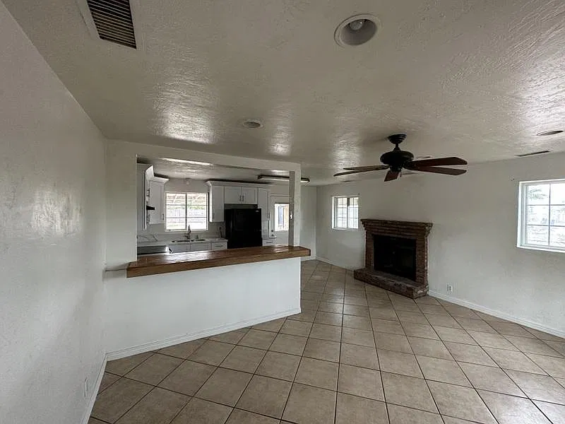 5 bed, 1700 sqft, $2,595 — Photo 4