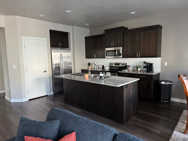 1928 N Justin Ave — Photo 8