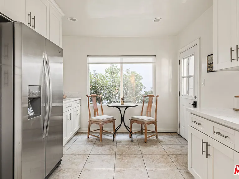 329 S Reeves Dr — Photo 15
