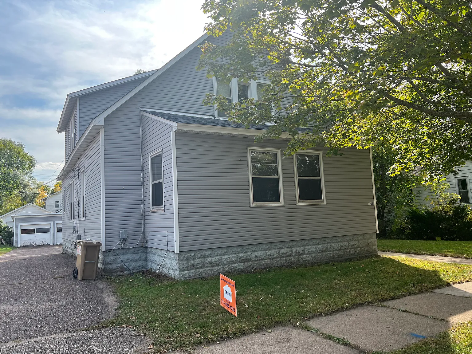 2 bed, 900 sqft, $1,049 — Photo 1