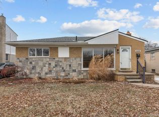 21431 Lakebreeze St, Saint Clair Shores, MI 48082