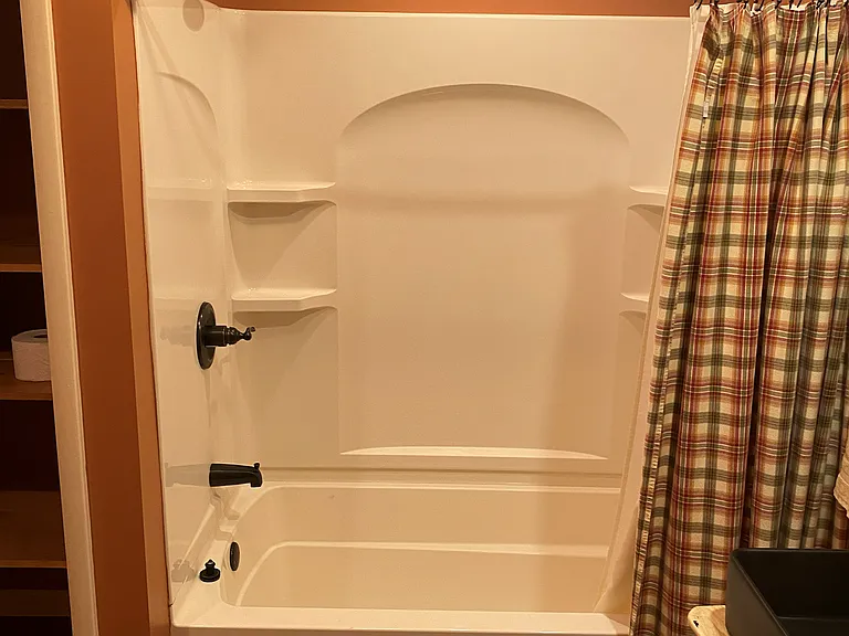 (3 of 3) Full bathroom.
