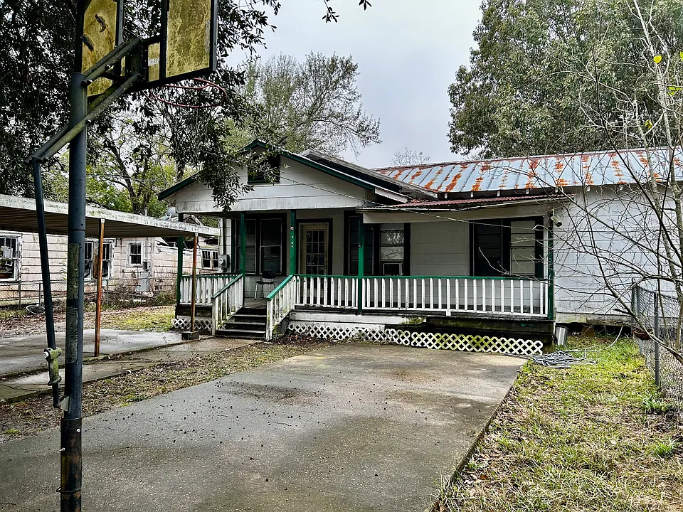 107 N 4th St