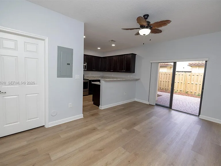 3213 SE 6th St — Photo 7