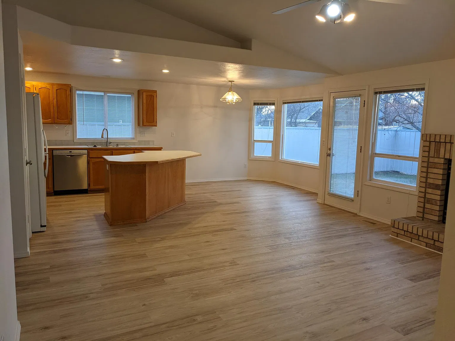 3 bed, 1442 sqft, $2,100 — Photo 2