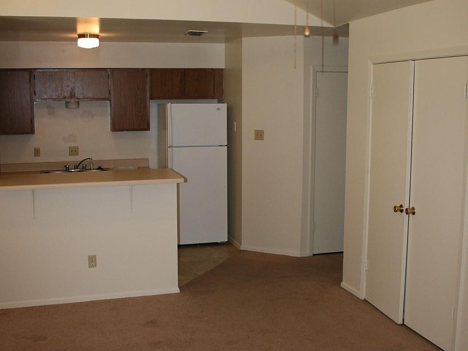 2nd image of 611 W Ridge Dr