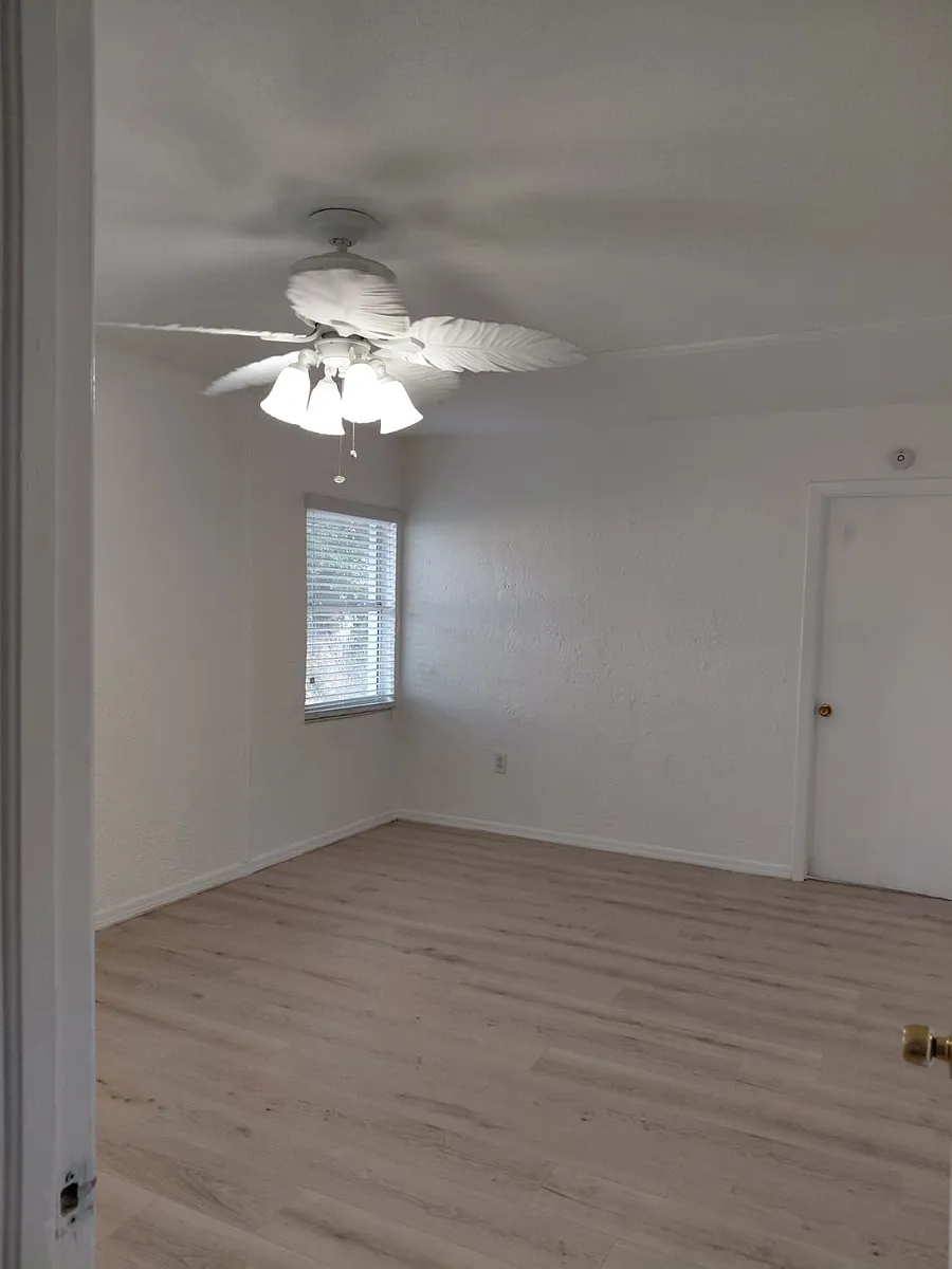 Master bedroom - 1003 39th Ave W