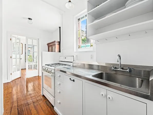 325 West 21st Street image 1 of 4