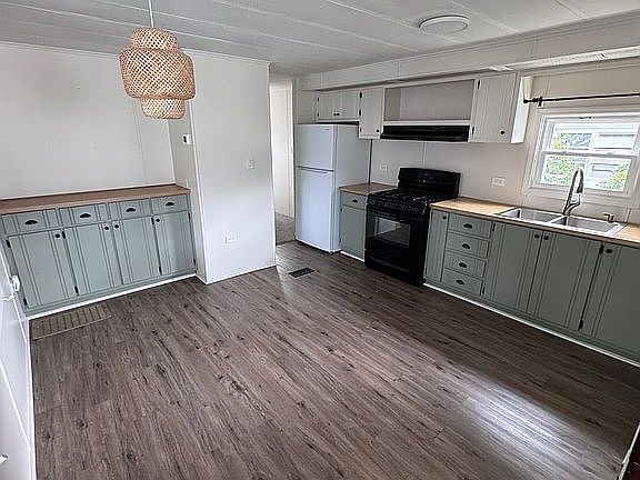 3rd image of 15 Dogwood St