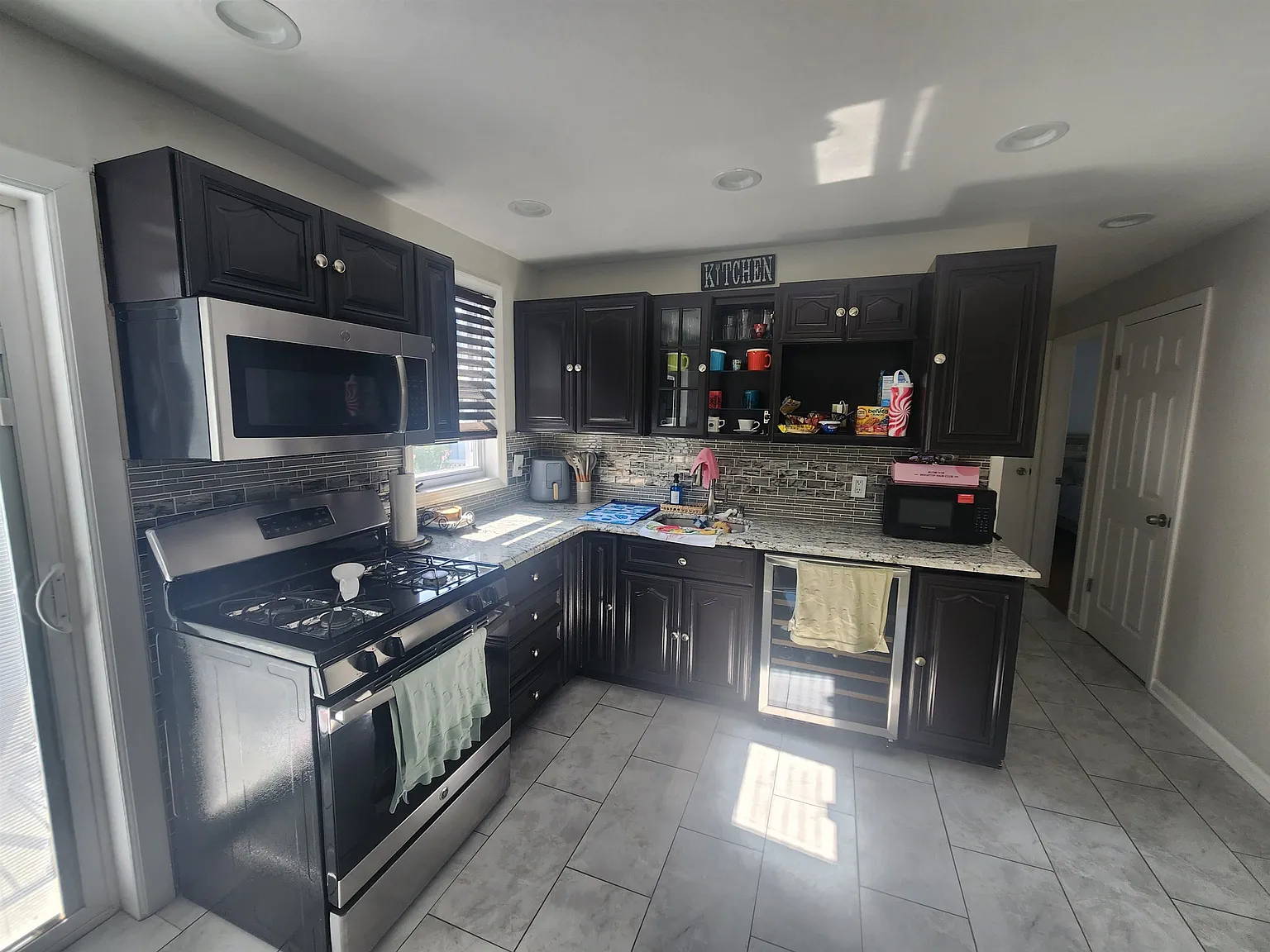 4 bed, 2.0 bath, 1200 sqft, $3,850 — Photo 2