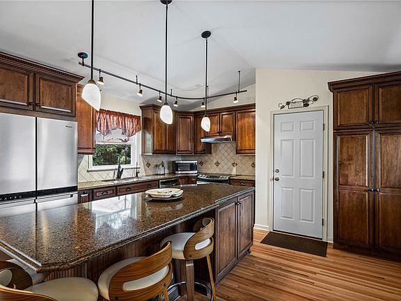 5th image of 159 Ledgerock Ln