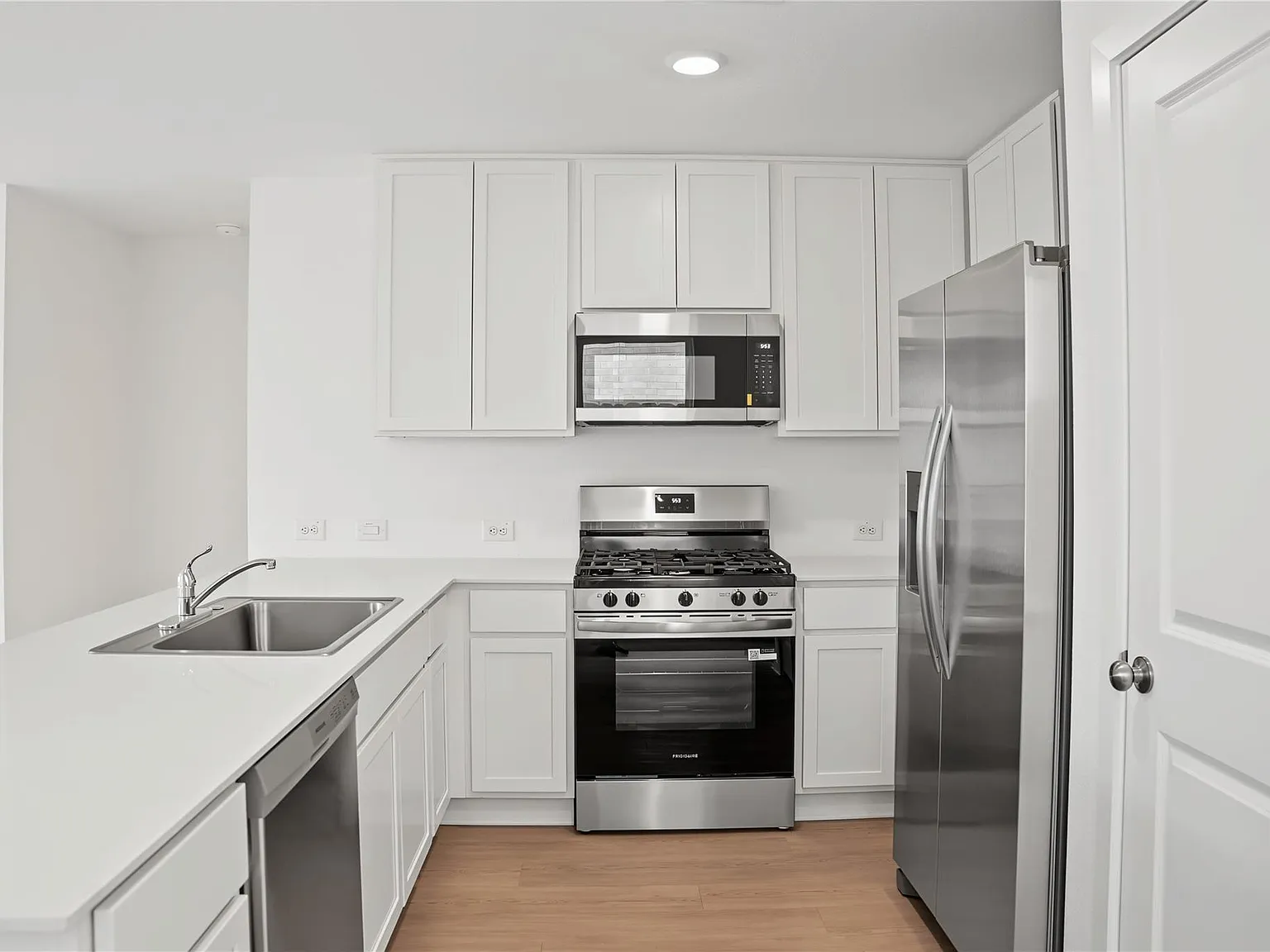 3 bed, $1,990 — Photo 3