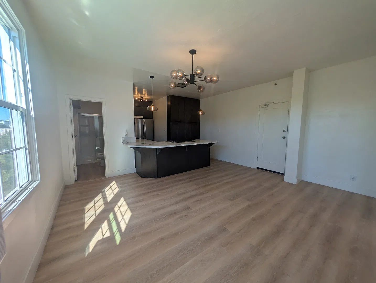 Stunning Fully Remodeled 1-Bedroom Corner Apartment with Beautiful 3rd-Floor Views! — Photo 4