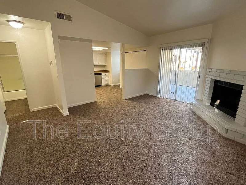 2 bed, 1.0 bath, 877 sqft, $1,340 — Photo 2