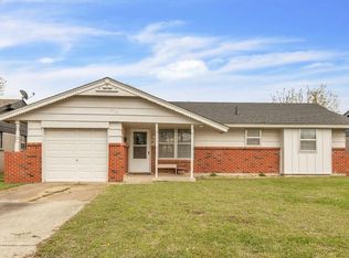 939 SW 1st St, Moore, OK 73160