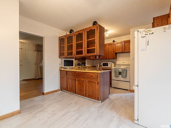 5th image of 224 FRONTENAC Drive