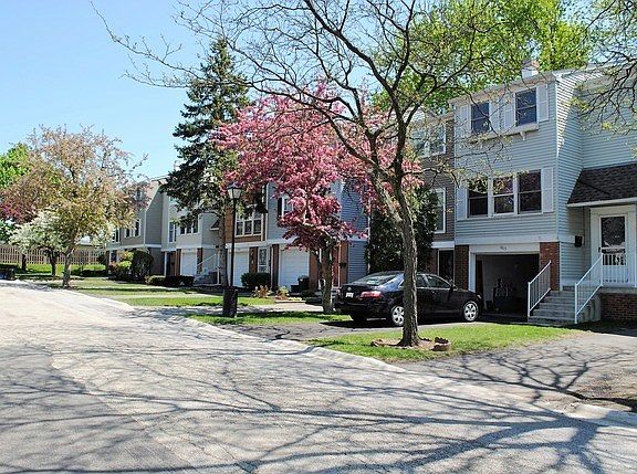 2nd image of 1815 Bromley Ct #1815