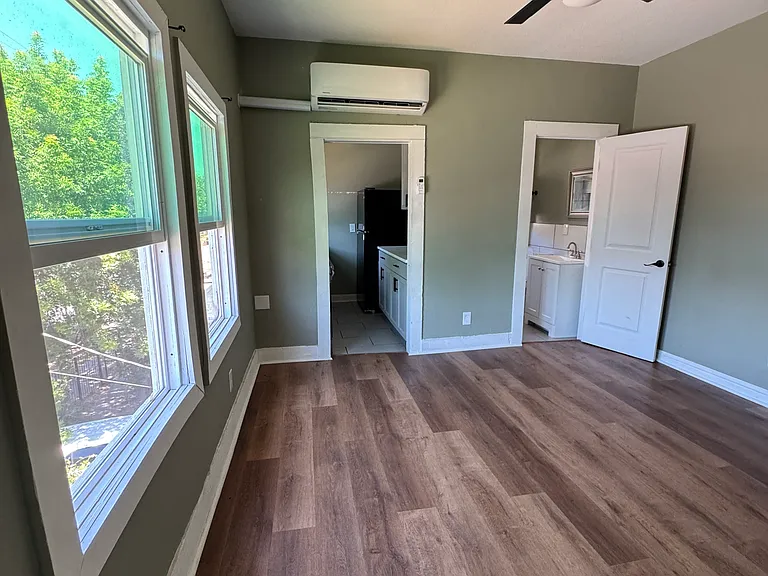 145 W Flora St #E — Photo 5