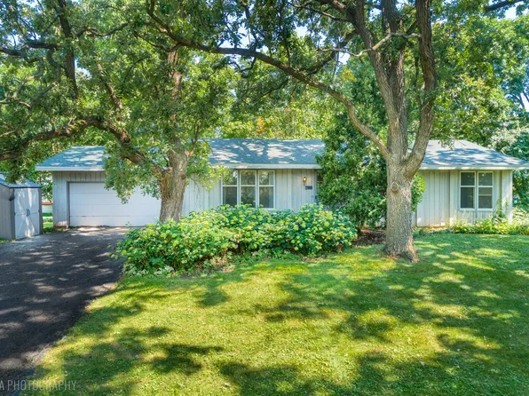 6914 Meadow Dr, Crystal Lake, IL 60012