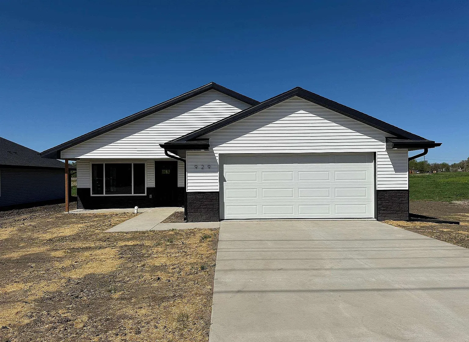 3 bed, 1400 sqft, $1,800 — Photo 1