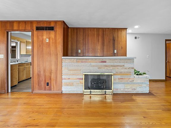 4th image of 3233 Brady Ln