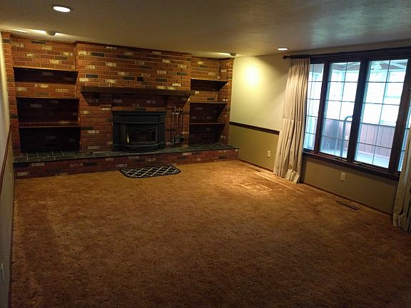 Family rm w/ fireplace