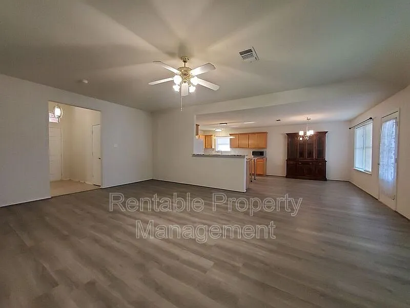 3 bed, 2.0 bath, 1758 sqft, $2,070 — Photo 3