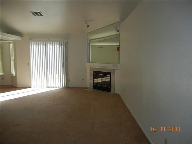 living roomw/fp
