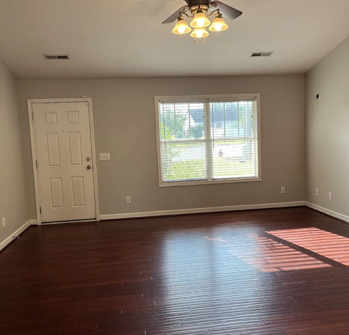 3 bed, 2.0 bath, 1548 sqft, $2,100 — Photo 2