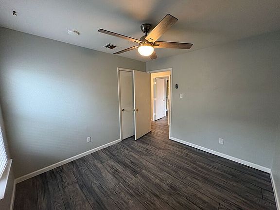3rd image of 400 Lakeside Dr