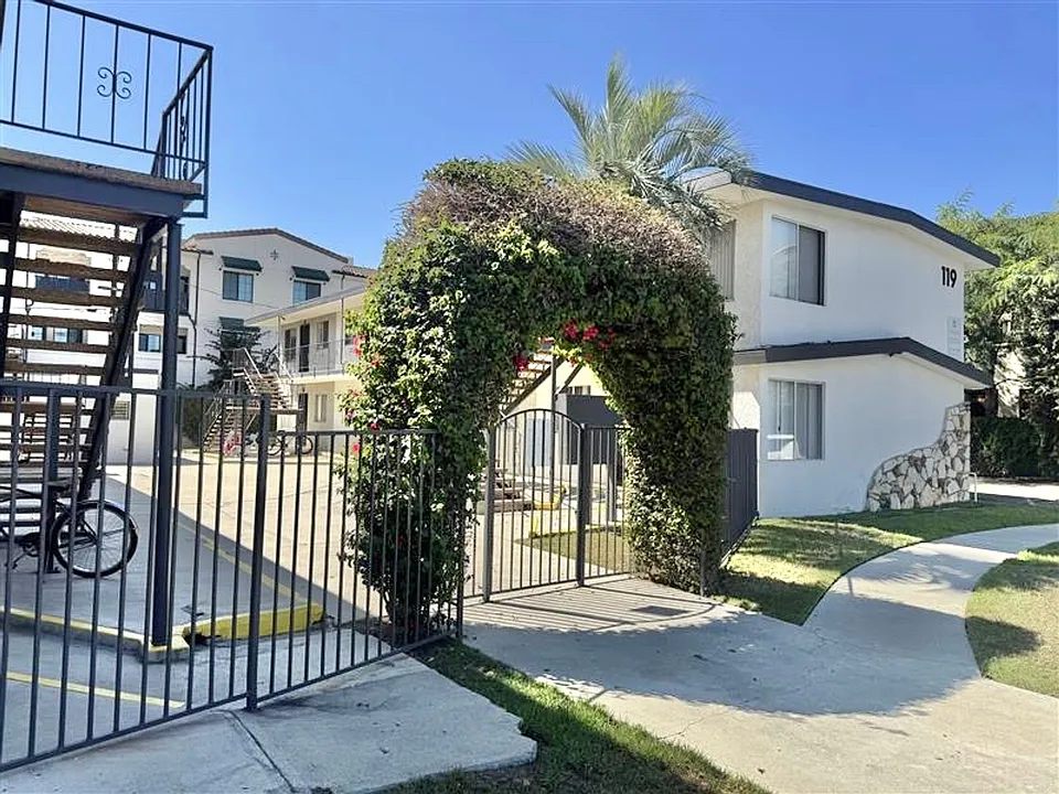 Courtyard Apartments