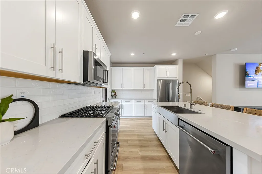 4 bed, 1828 sqft, $5,650 — Photo 2