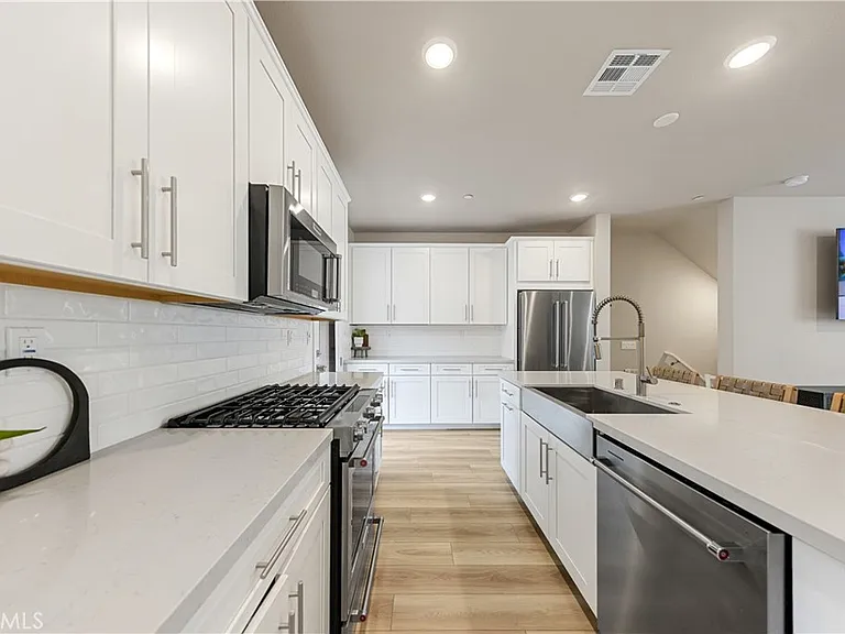 1484 W Sunrise Ln — Photo 2