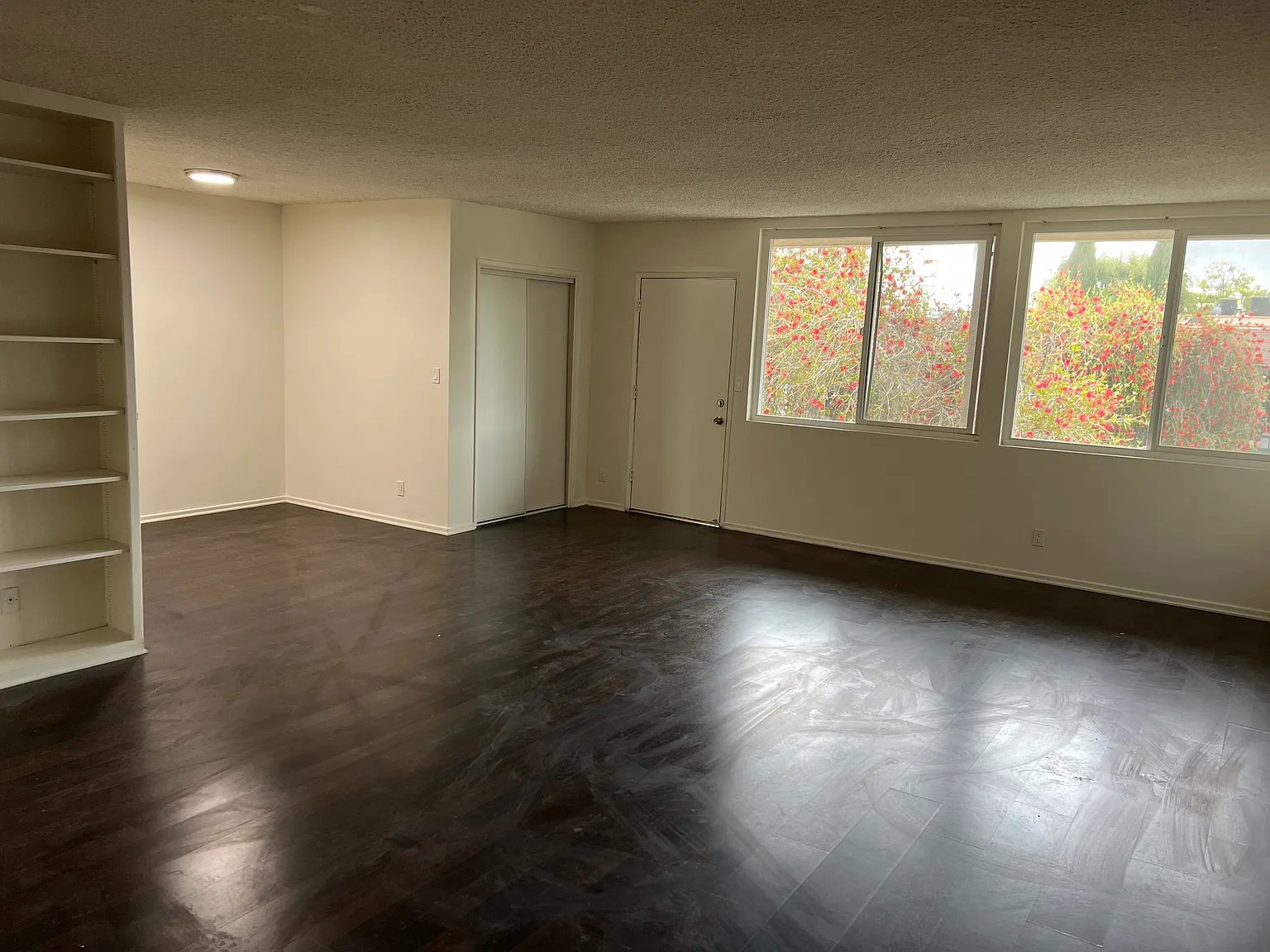 202 N Clark Dr — Photo 1
